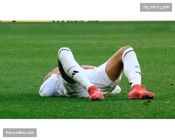 贝林厄姆主罚点球前，看台上球迷的紧张瞬间